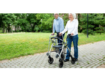Ролер на колесах: як правильно користуватися людям похилого віку