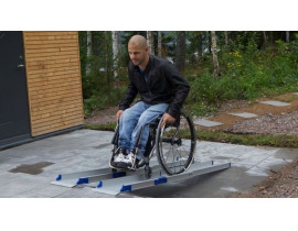 Складная рампа для людей на инвалидной коляске — must-have для активной жизни