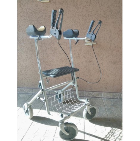 Rollator walker with elbow support